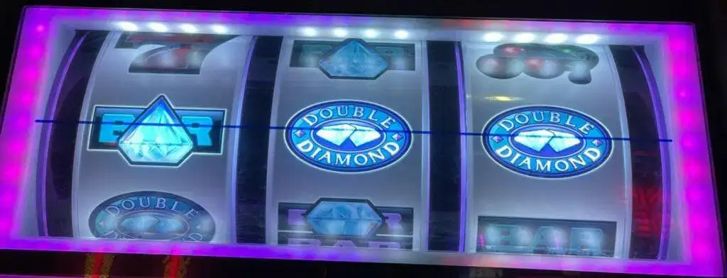 Double Diamond Deluxe slot machine – neon Vegas background